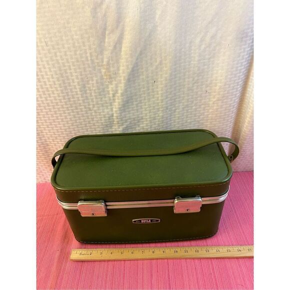 Boyle Other - Boyle green travel case 15x7.5x8.5" vintage suitcase with key train case latches